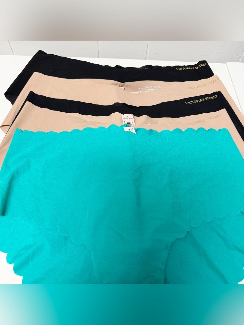 NWT Victoria’s Secret (5) Seamless Panties Size Large
